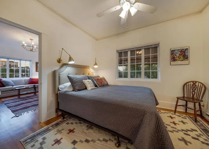 Holiday home 3 Blocks From U Of A And 4th Ave, Cozy, 1 Bedroom 1 Ba *