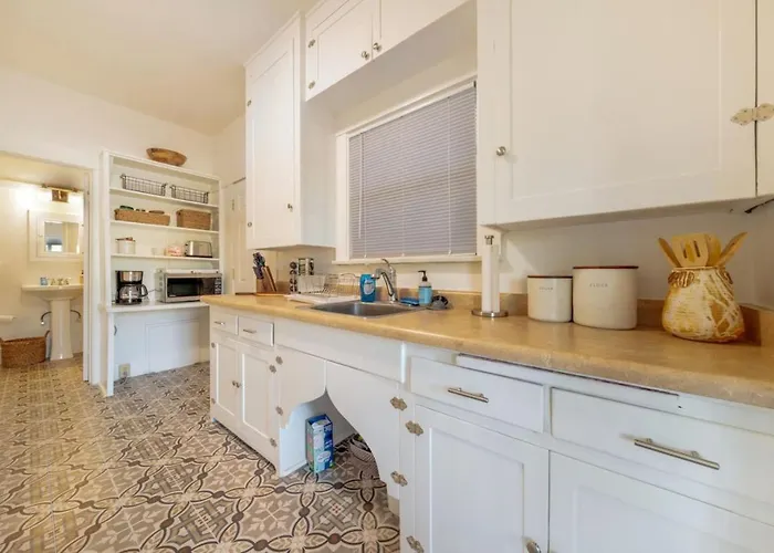 3 Blocks From U Of A And 4th Ave, Cozy, 1 Bedroom 1 Ba *
