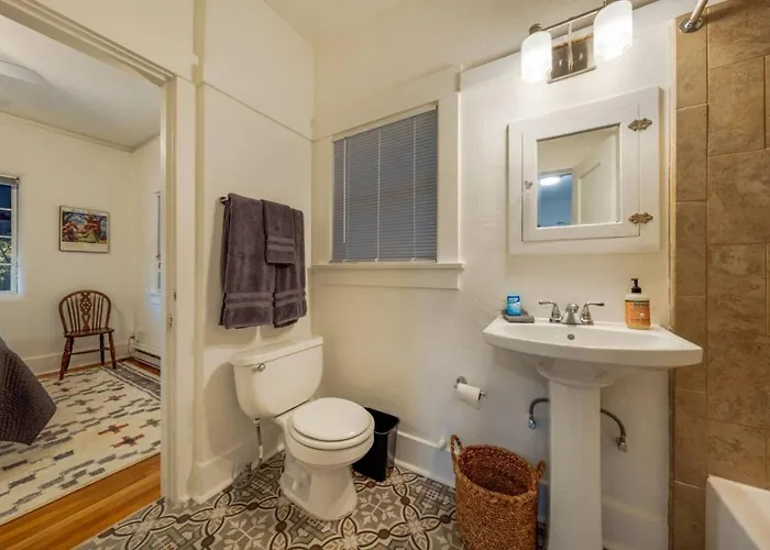 3 Blocks From U Of A And 4th Ave, Cozy, 1 Bedroom 1 Ba Holiday home *