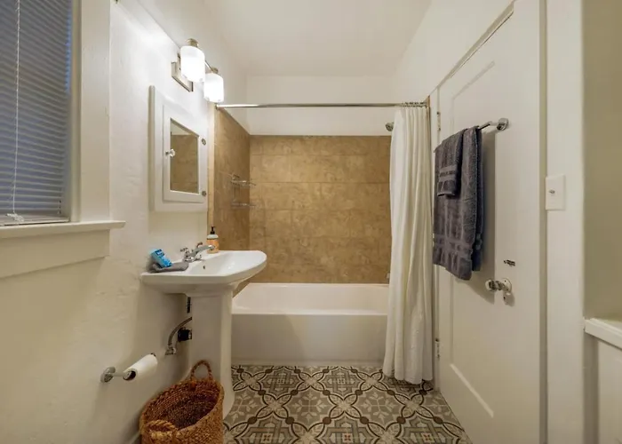 3 Blocks From U Of A And 4th Ave, Cozy, 1 Bedroom 1 Ba Tucson